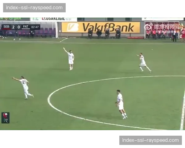 瞬间聚焦：布雷斯特球员主罚任意球击中横梁后，抱头难以置信