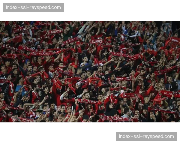 现场球迷举起巨型标语,嘲讽客队球员罚失点球